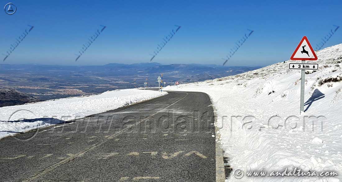 Carretera de Sierra Nevada A-395, al fondo la Vega de Granada