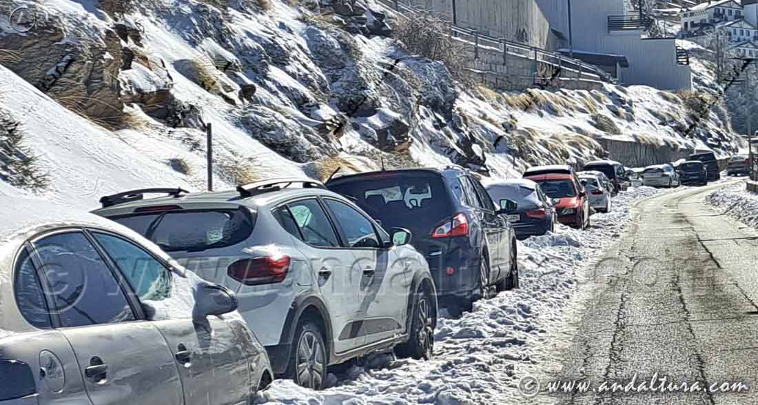 Coches aparcados en la Carretera del interior de la Urbanización de Pradollano en la Estación de Esquí Sierra Nevada
