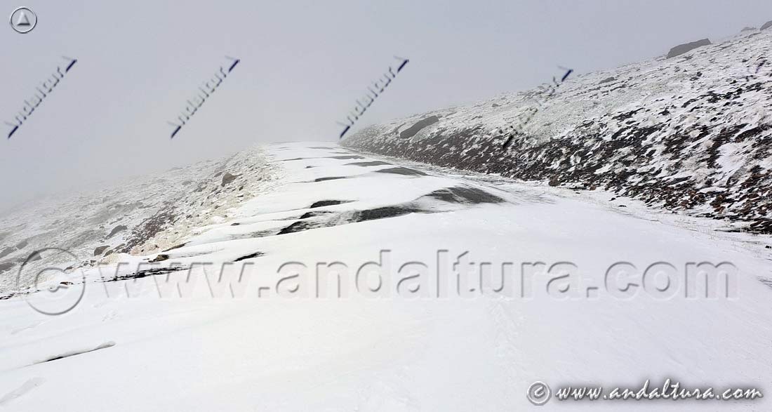 Carretera de Sierra Nevada hacia la Hoya de la Mora, cortada al tráfico