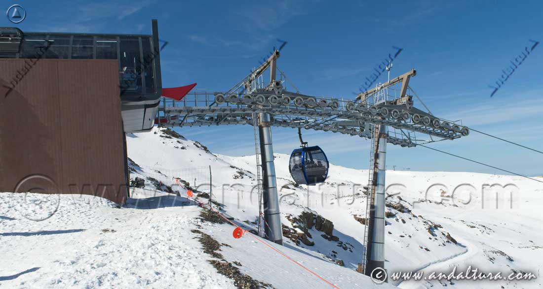 Instalación superior del Telecabina Al-Ándalus sobre la pista Diagonal Balsa en la Estación de Esquí Sierra Nevada