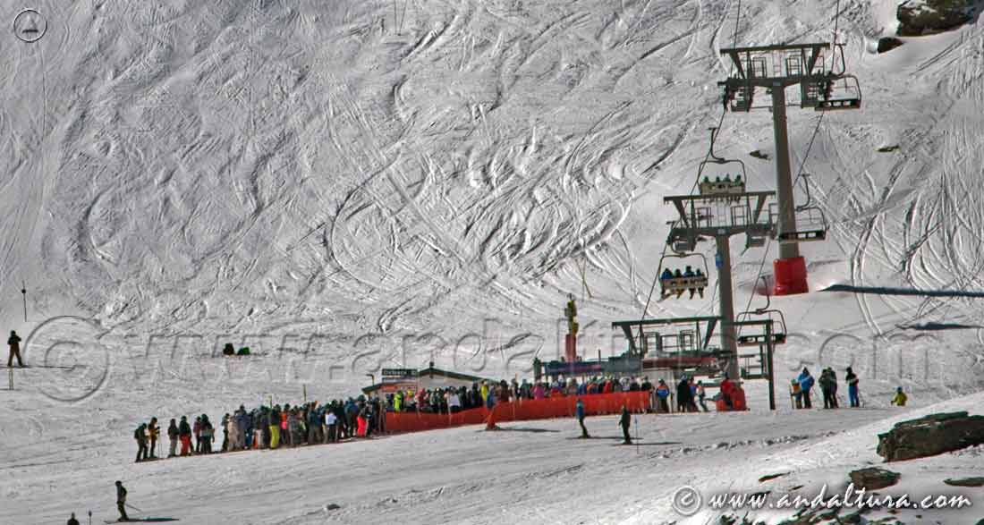 Cola en el Telesilla Emilio Reyes, acceso directo a la pista Víbora y a la zona alta del Área Loma de Dílar
