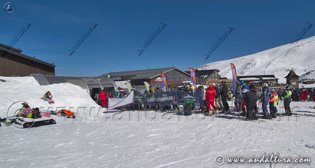 Cola en el acceso a la Alfombra Borreguiles en la Estación de Esquí Sierra Nevada