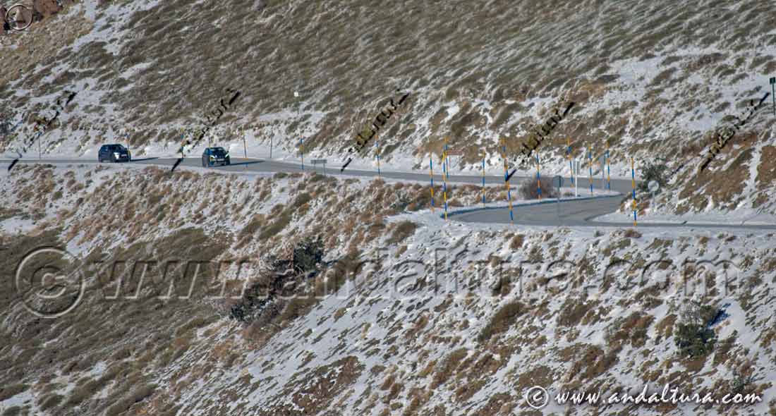 Vehículos llegando a la parte alta de la Urbanización de Pradollano por la antigua carretera de la Sierra