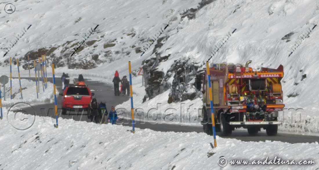 Dotación de bomberos en la Estación de Esquí Sierra Nevada - Carretera Hoya de la Mora