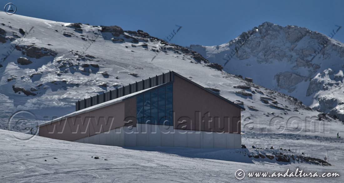 Impresionante y gigantesco edificio de Salida del Telesilla Alhambra, al fondo el Puntal de los Tajos de la Virgen