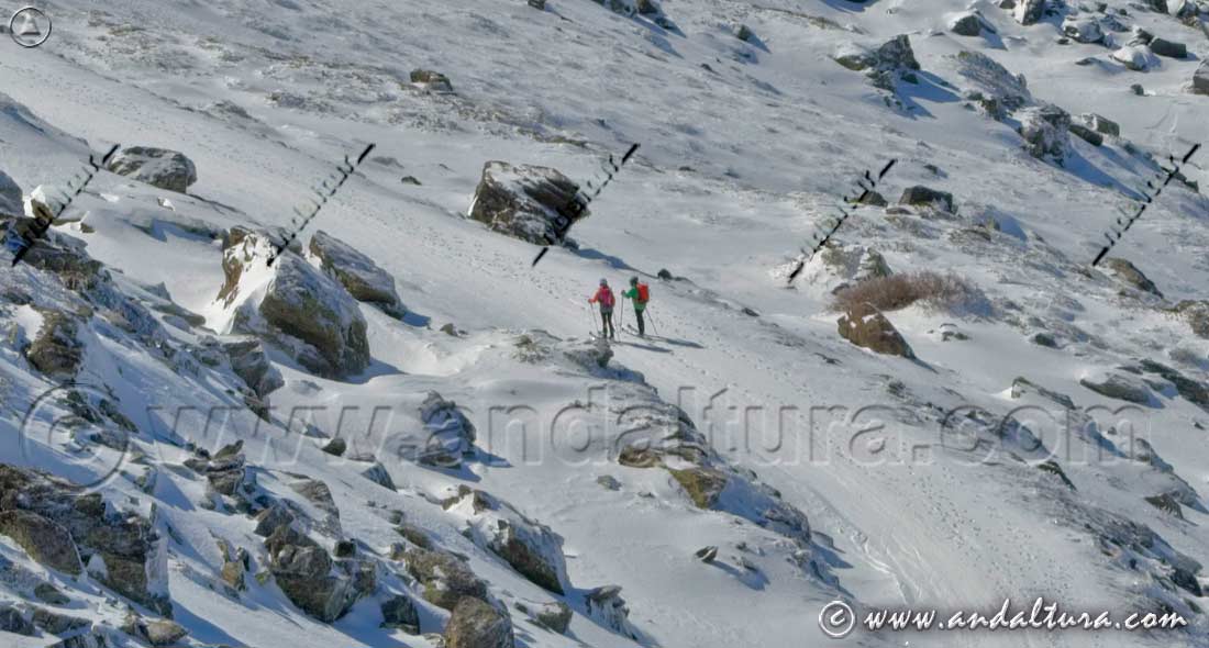 Esquiadores de Travesia en el Valle de Monachil hacia las cotas más altas de la Estación de ESquí Sierra NEvada