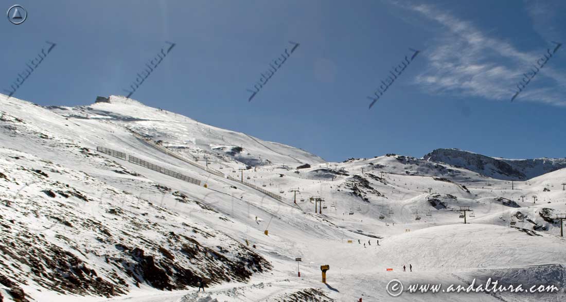 Sol y nieve en el Valle de Monachil y la Estación de Esquí y Montaña Sierra Nevada