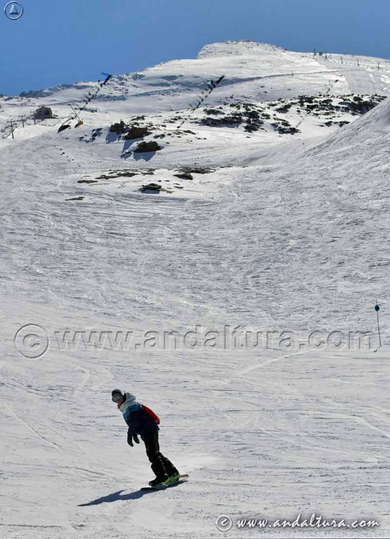 Snowboarders en en Sierra Nevada al fondo el Veleta