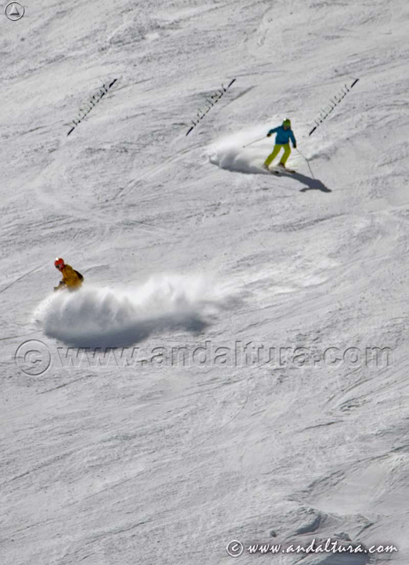 Esquiando por la pista Tubo del Veleta, descendiendo el Panderón del Veleta en la Estación de Esquí Sierra Nevada
