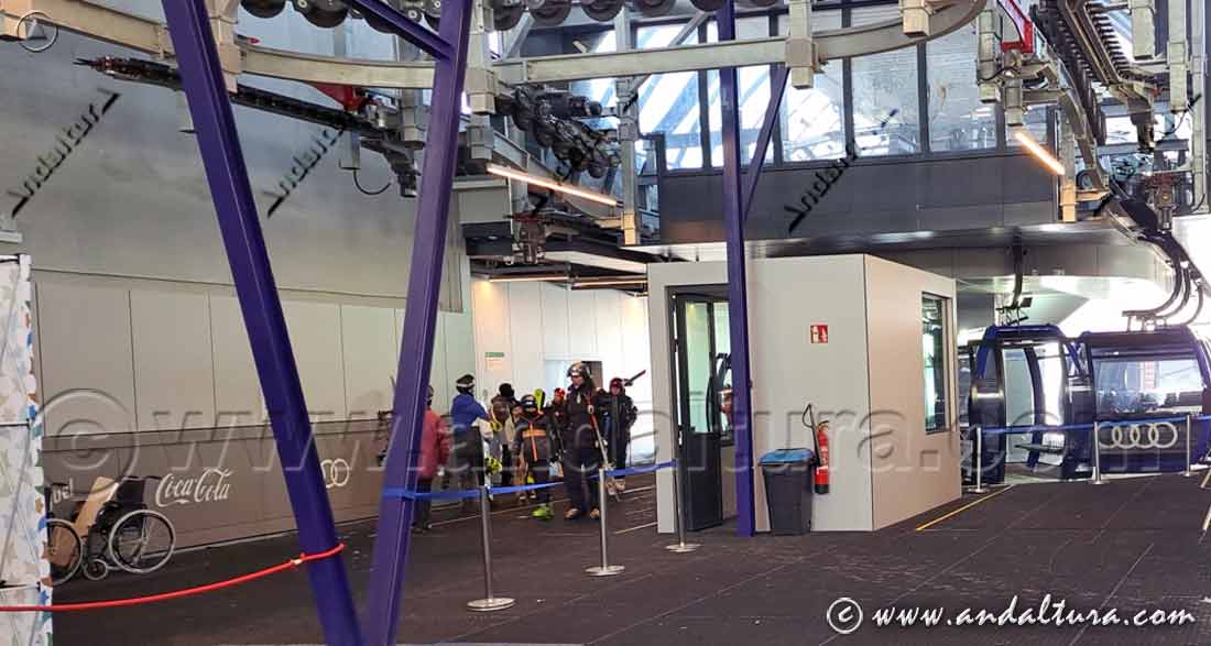 Interior de la instalación superior del Telecabina Al-Ándalus - Estación de Esquí Sierra Nevada