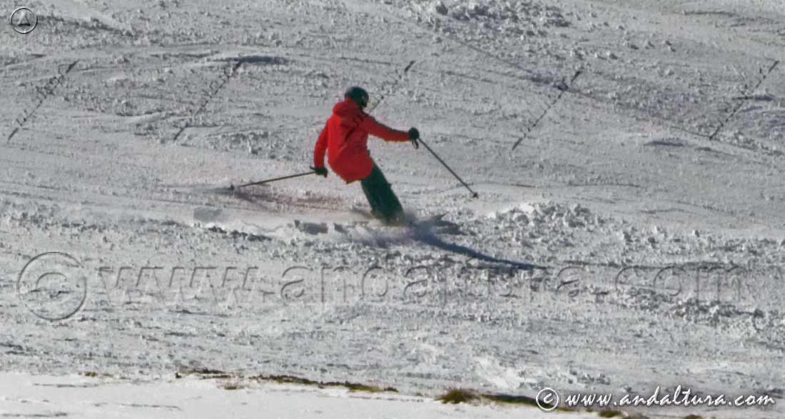 Esquiando en el Área Laguna de las Yeguas en la Estación de Esquí Sierra Nevada