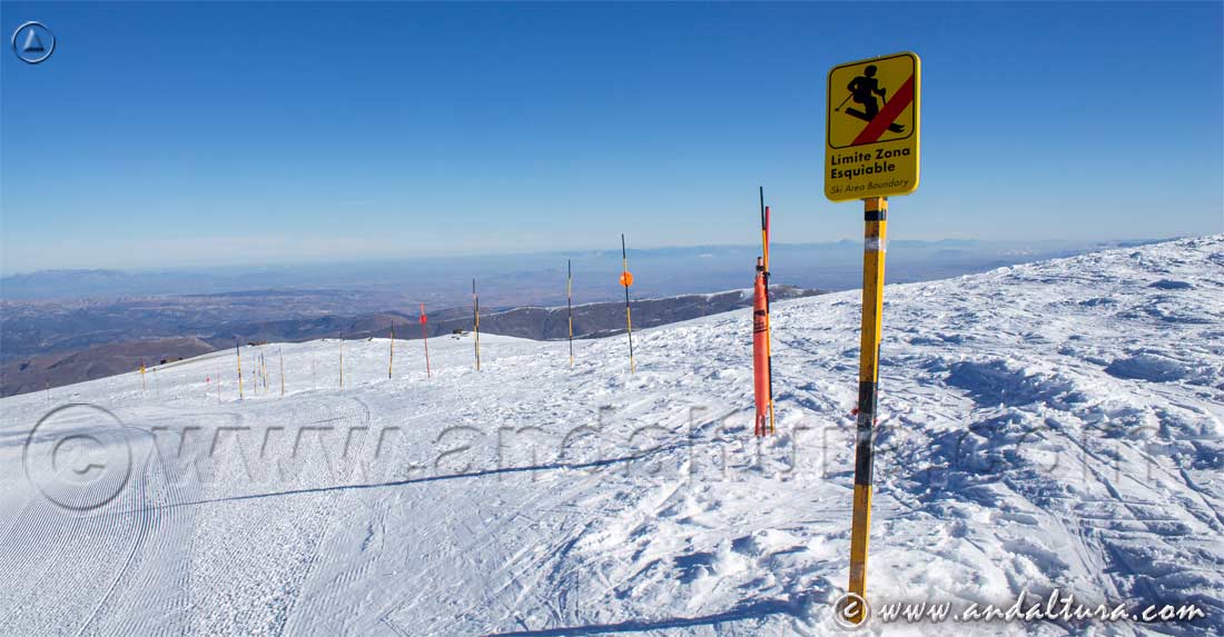 Cartel del límite del Área Esquiable de la Estación de Esquí Sierra Nevada en el Panderón del Veleta