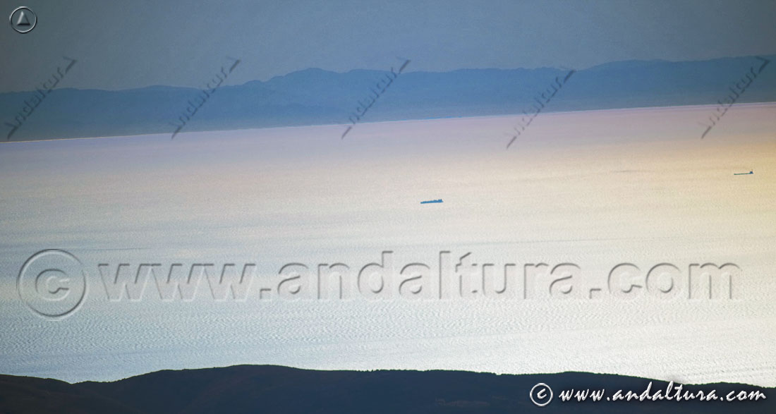Barcos en el mar Mediterráneo y el continente africano desde la pista olímpica en el Área Laguna de las Yeguas en la Estación de Esquí Sierra Nevada