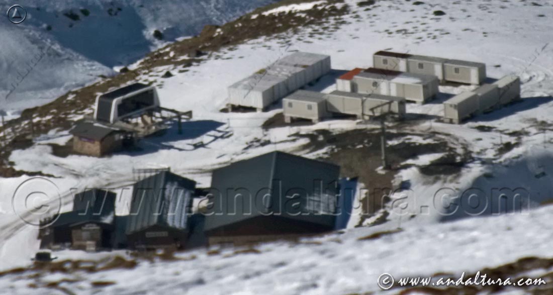 Módulos del rodaje de las secuencias de la pelicula "Sociedad de la Nieve" en Sierra Nevada, junto a los Telesillas Laguna y Dílar, en el Área Laguna de las Yeguas