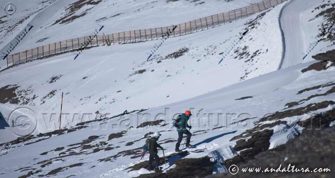 Montañeros descendiendo del Veleta junto al impresionante Corral del Veleta