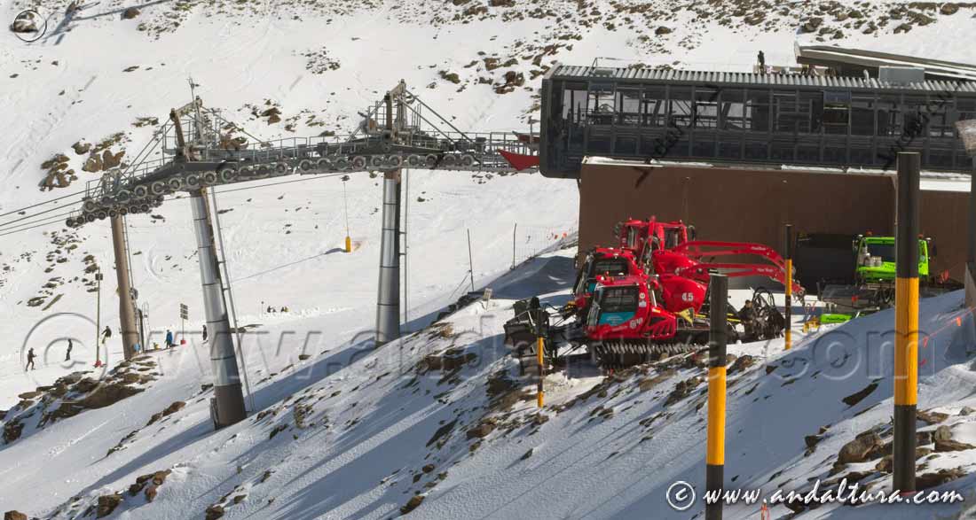 Pisanieves de última generación junto a la instalación superior del Telecabina Al-Ándalus en Borreguiles