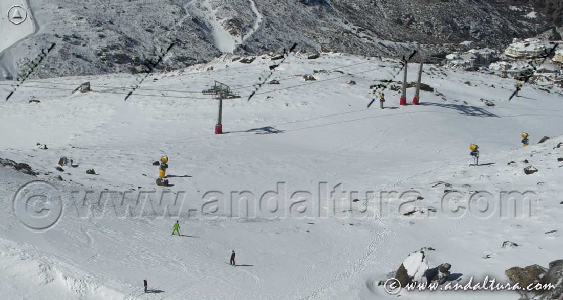 Cañones de nieve junto al Telesilla Virgen de las Nieves en la pista Águila descendiendo a Pradollano, al fondo