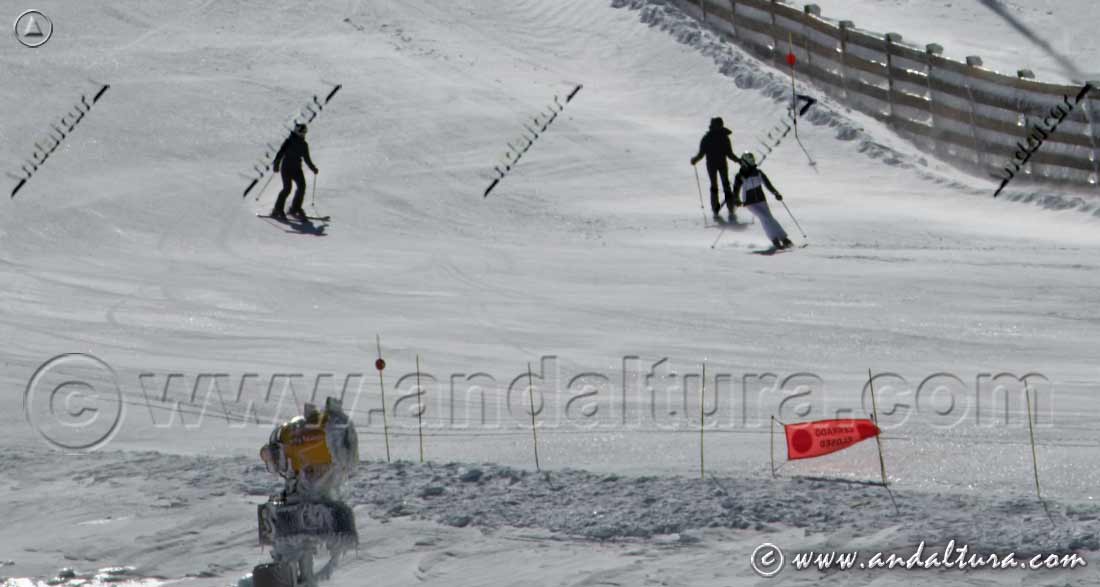 Descendiendo por la pista de más desnivel de la Estación de Esquí Sierra Nevada - Pista Águila