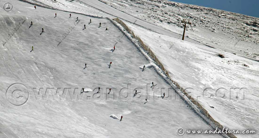 Descensos por la pista Cordón y Panderón I en el Panderón del Veleta, al fonodo la pista Trucha hacia el Valle de Dílar