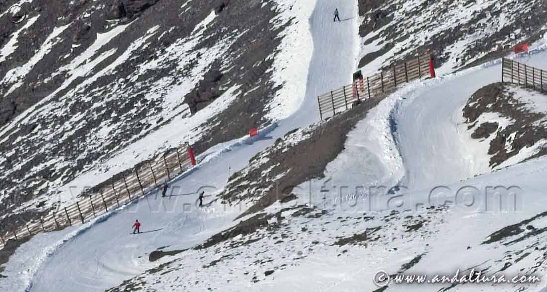Carretera entre paravientos de la pista Tobogán en la Estación de Esquí Sierra Nevada