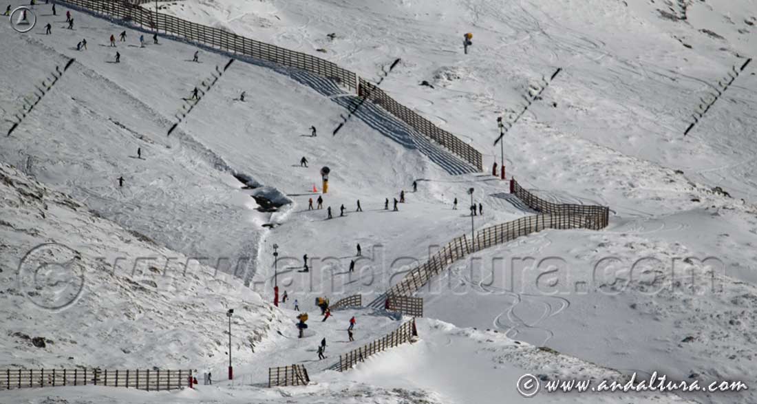 Descenso por la pista Maribel hacia Pradollano, cañones de nieve, paravientos y antiguas luces del esquí nocturno