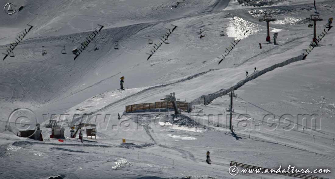 Descendiendo por la pista Montebajo hacia las pistas de competición del Área Loma de Dílar o a sus pistas Negras junto al Telesilla Montebajo y Telesquí Puente II