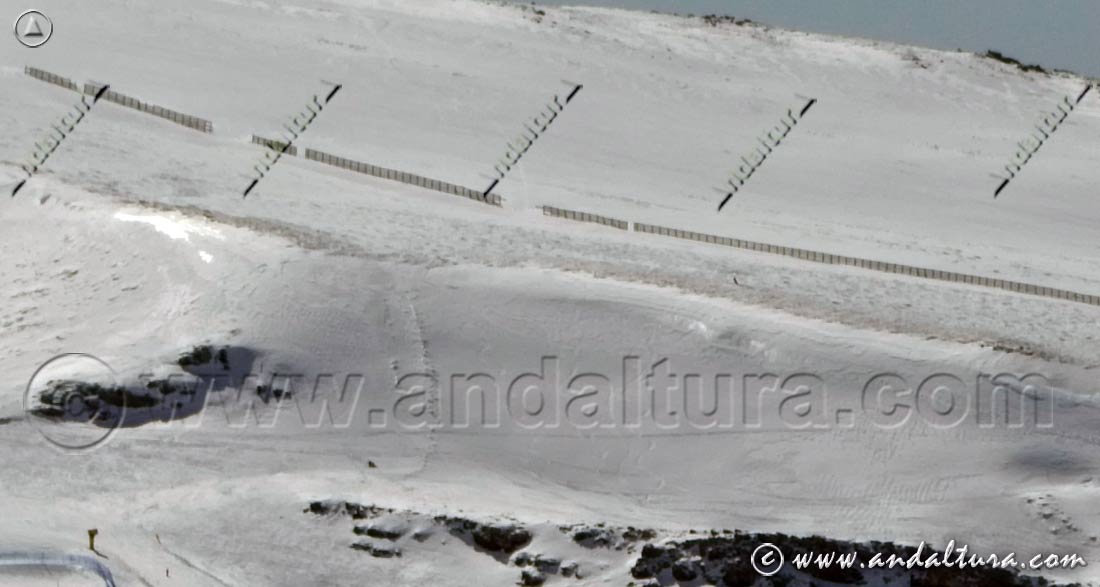 Paravientos de la pista Peñón de Dílar que marcan los límites Esquiables de la Estación de Esquí Sierra Nevada en el Área Loma de Dílar