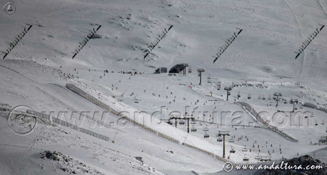 Contrastes junto al Telesilla Veleta, pistas abierta y cerradas en la Estación de Esquí Sierra Nevada