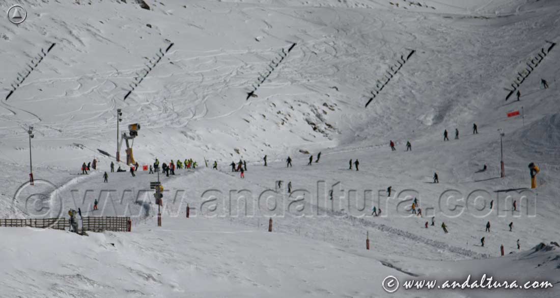 Cañones y luces para el esquí nocturno en el cruce de pistas La Playa, Granados, Maribel y El Río en la Estación de Esquí Sierra Nevada