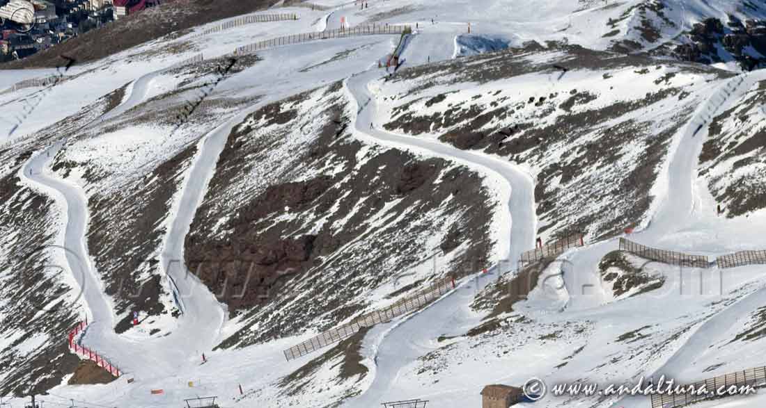 Carretera de la Sierra cubierta de nieve y pistas Rebeco, Tobogán, Águila y Diagonal de Cauchiles en la Estación de Esquí Sierra Nevada
