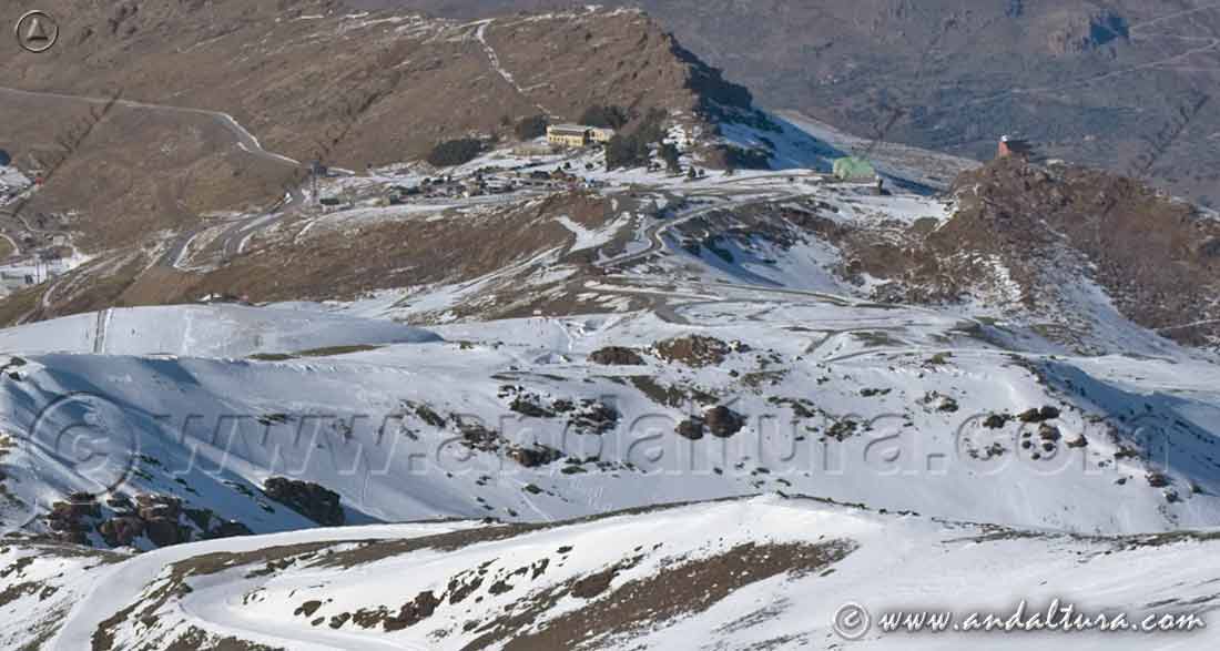 Carretera de la Sierra y pistas de Esquí de Sierra Nevada en la divisoria del Valle de Monahcil y el Barranco de Cauchiles