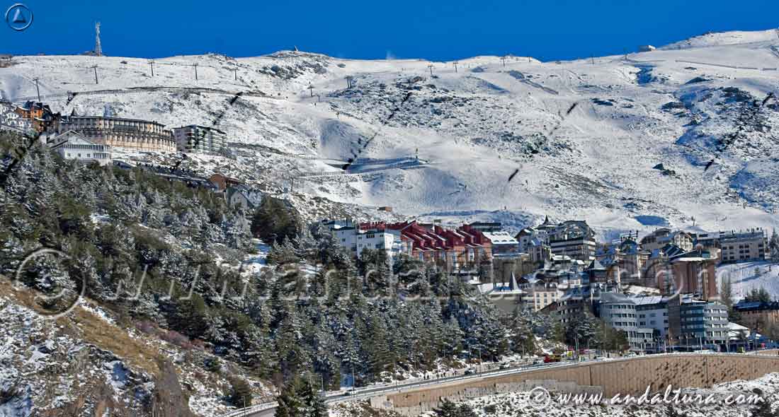 Urbanización de Pradollano y en lo alto el Monumento a la Virgen de las Nieves - Hoya de la Mora
