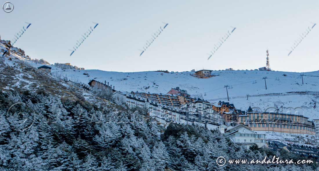 Pradollano y Hoya de la Mora, arriba del todo el Albergue Universitario de Sierra Nevada