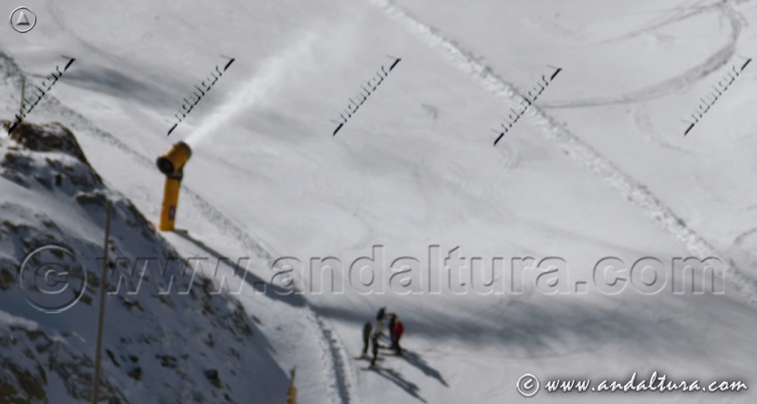 Nieve Artificial y Esquiadores en la pista Tubo del Enebro en la Estación de Esquí Sierra Nevada