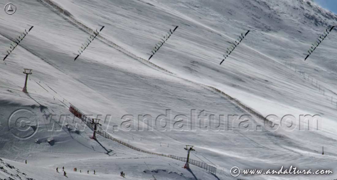 Pistas de esquí y remontes cerrados en el Área Veleta por las fuertes rachas de viento