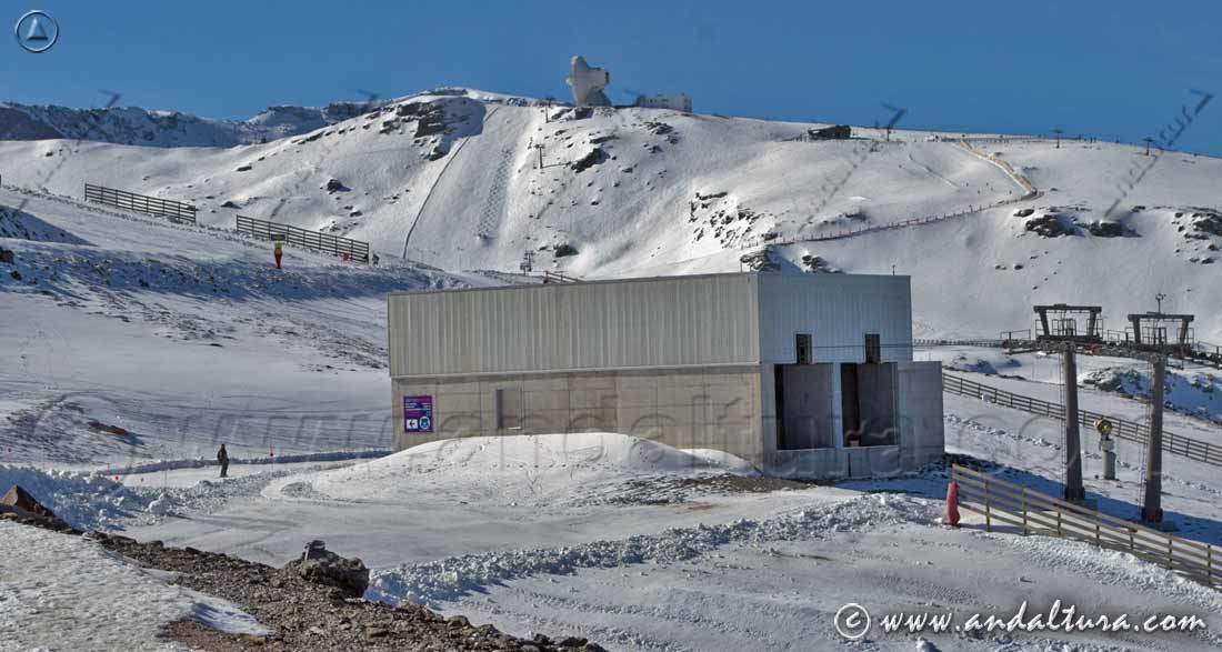 Realizando la Ruta km 4,6 de la Estación de Esquí Sierra Nevada junto al cerrado Telesilla Virgen de las Nieves