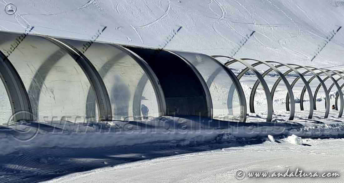 Tras años sin usarse en la temporada 2024-2025 se desmanteló esta alfombra mágica o cinta transformadora en el Área Borreguiles para ganar espacio para nuevas actividades para visitantes