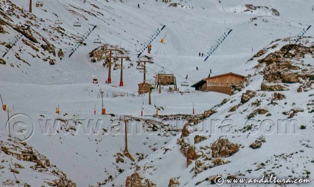 Antiguo Telesilla Genil, actualmente quedan los restos como un recuerdo a los remontes antiugos de Sierra Nevada