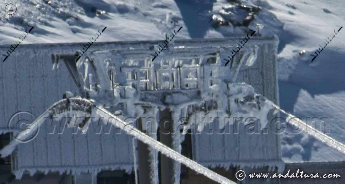 Remonte cubierto por el hielo en la Estación de Esquí Sierra Nevada