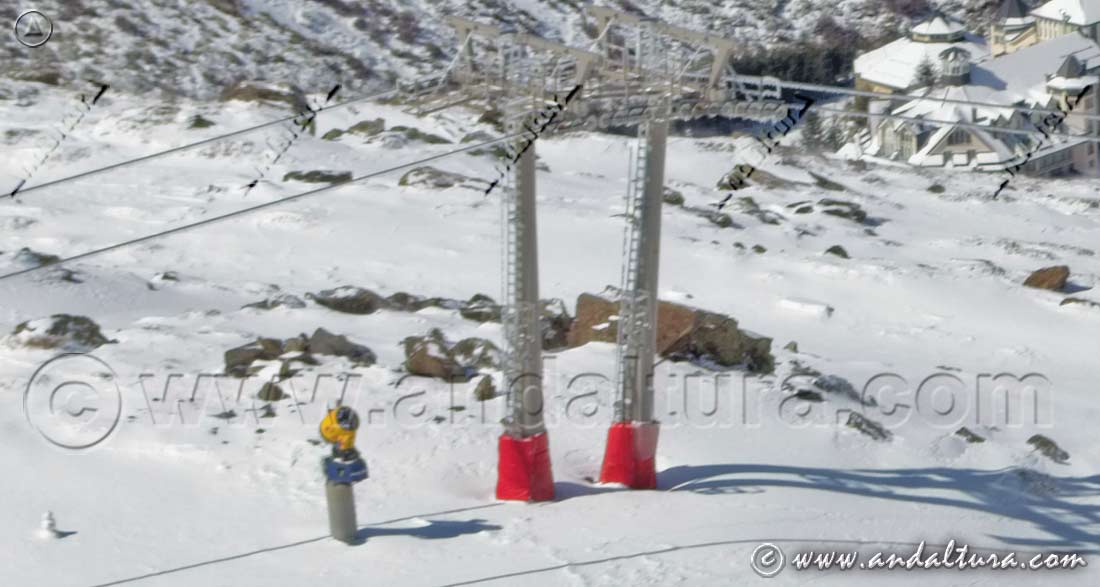 Torretas y Cañones de nieve artificial en la pista Águila, al fondo Pradollano