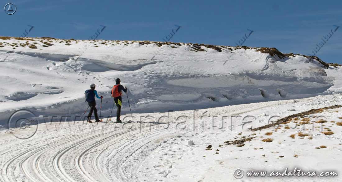 Ruta de Esquí de Travesía en Sierra Nevada por el Recorrido permitido del Área Cauchiles - Parador