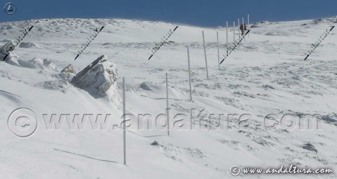 Ascendiendo hacia el Veleta junto al límite del Área esquiable de la Estación de Esquí Sierra Nevada