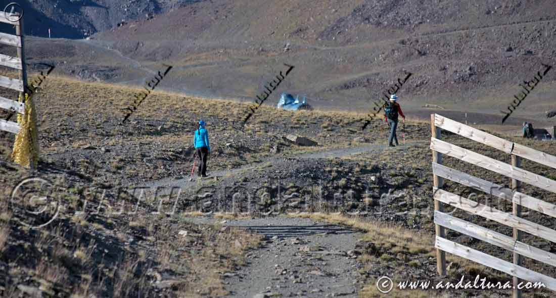Actividades y Rutas en Verano por la Estación de Esquí de Sierra Nevada hacia el Collado de la Laguna, al fondo, paso hacia el Valle de Dílar
