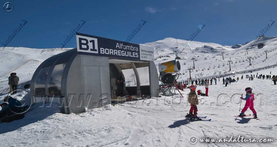 Jóvenes usuarios en la Alfombra Borreguiles, al fondo el Panderón del Veleta
