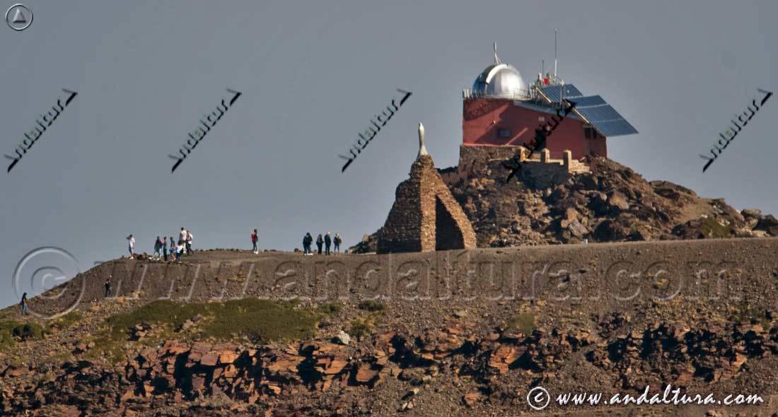 Actividades en verano en el Entorno de la Estación de Esquí Sierra Nevada, visitando el Monumento de la Virgen de las nieves