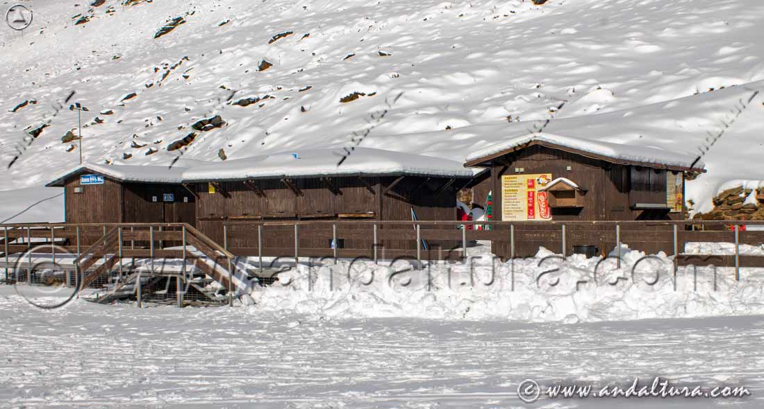 Instalaciones y Taquillas del Parking de los Peñones, en la zona alta de la urbanización de Pradollano - Estación de Esquí Sierra Nevada