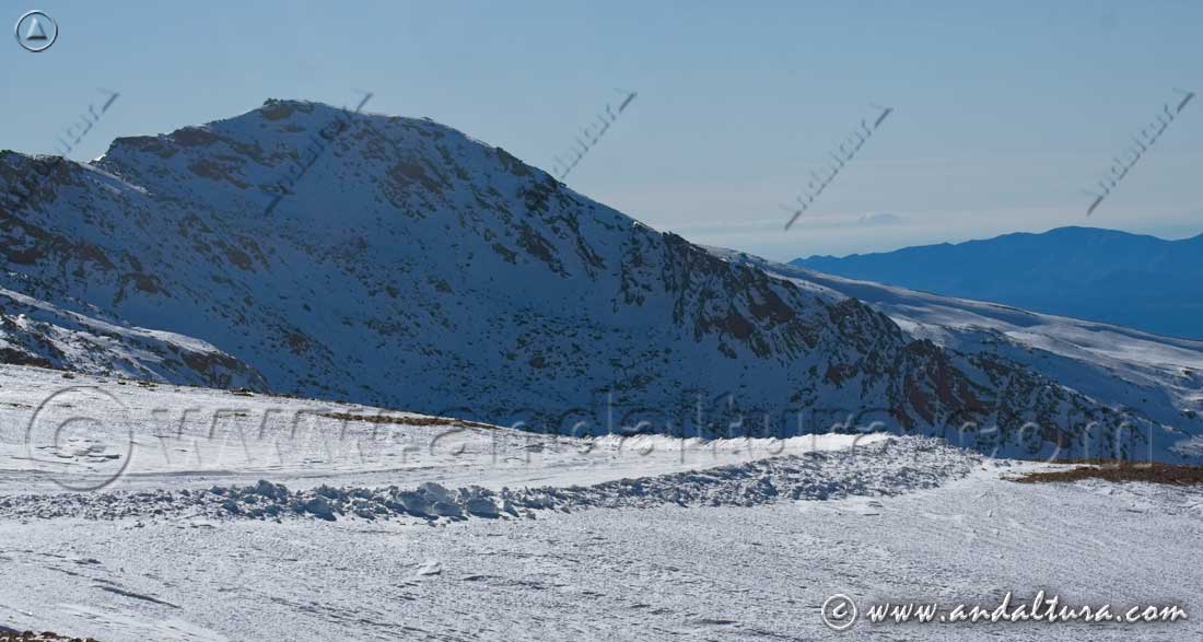 Vistas desde la pista Tobogán, el Tozal del Cartujo y el mar mediterráneo al fondo