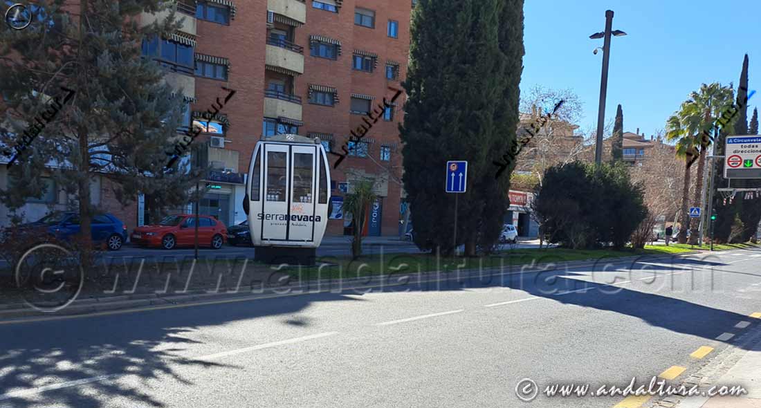 Antiguo telecabina en Granada junto a la parada invernal de la línea de autobuses desde Granada a la Estación de Esquí Sierra Nevada