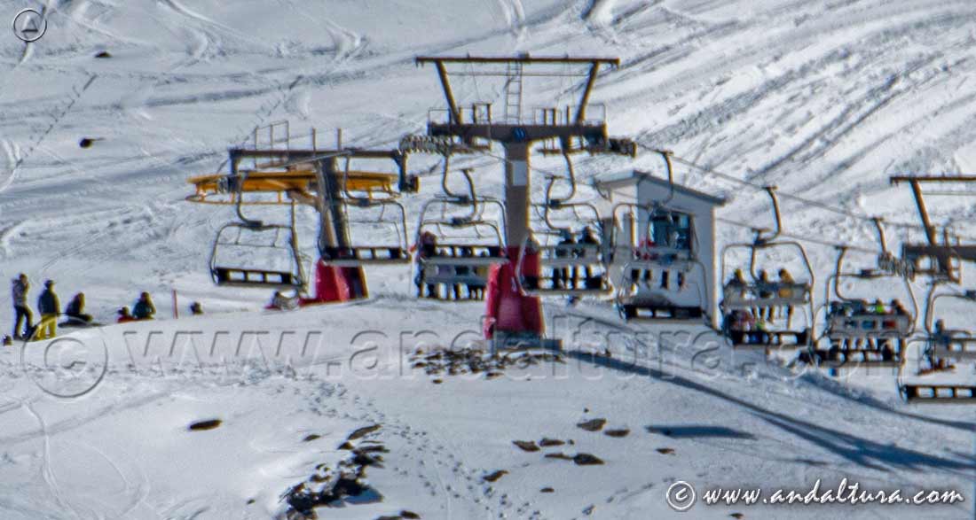 Final del Telesilla Borreguiles en la zona de principiantes de Sierra Nevada y acceso a la pista Superverde