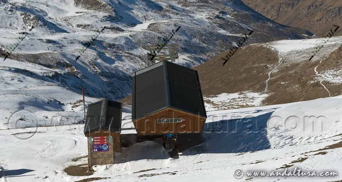 Telesilla Laguna, el más alto de la Estación de Esquí Sierra Nevada, presidiendo el Valle de Dílar